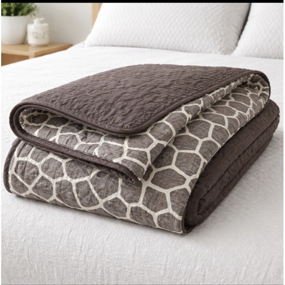 pre-owned! Michael Kors Queen Reversible Quilted Blanket Giraffe Print Brown